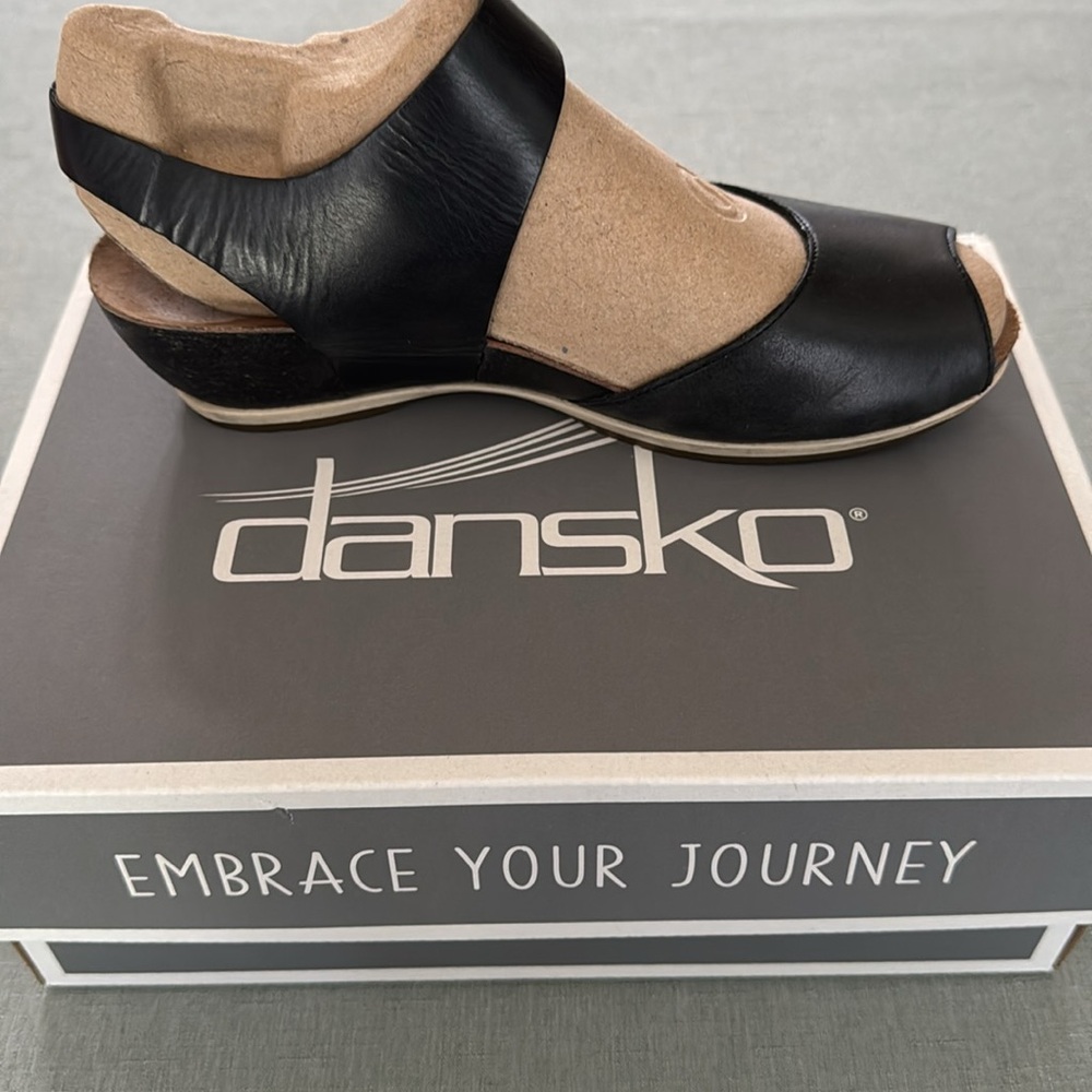 Dansko Brand Black Women's Sandals size 37 European sizing) Compares to 7M.
EUC. - Picture 3 of 9